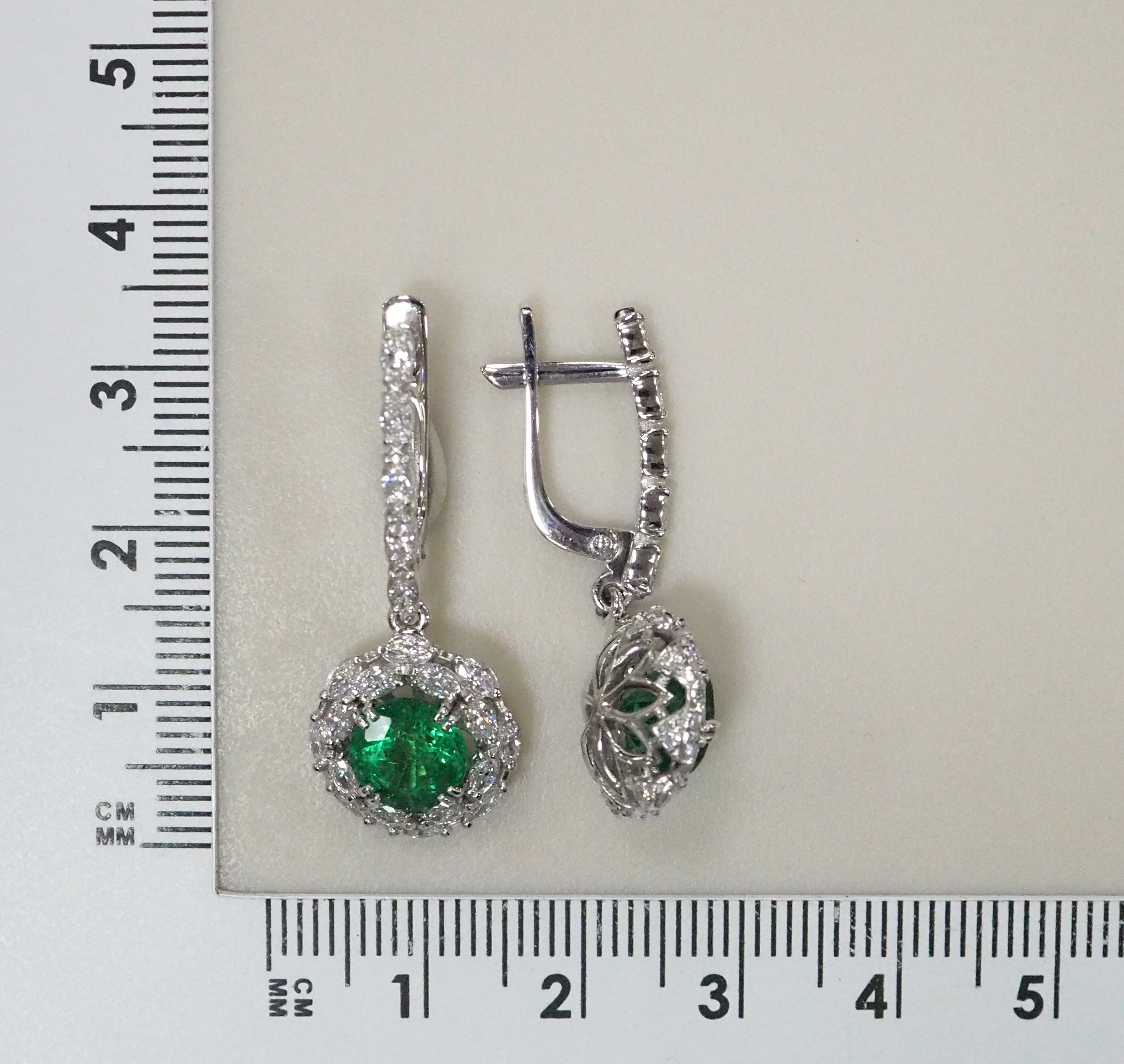 Серьги из белого золота с изумрудами